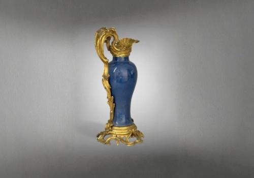 Résultat de ventes d'un vase balustre à couverte bleu du XVIIIe siècle, monture en bronze doré d'époque Louis XV, adjugé 7500 euros. Commissaire-priseur à Paris, vente à l'Hôtel Drouot